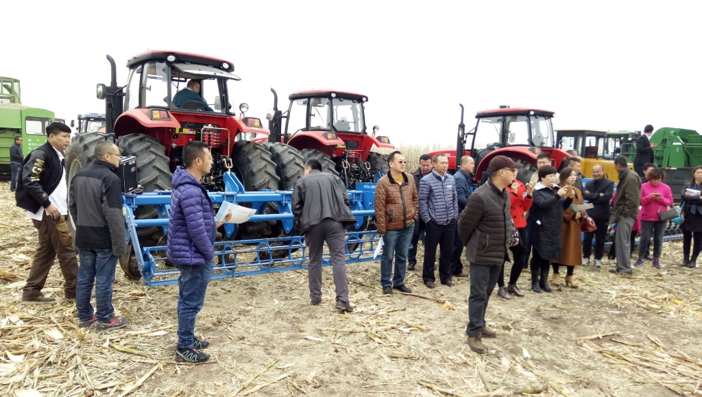 時風國三大型拖拉機在黑龍江省深松深耕現(xiàn)場演示會上大放異彩